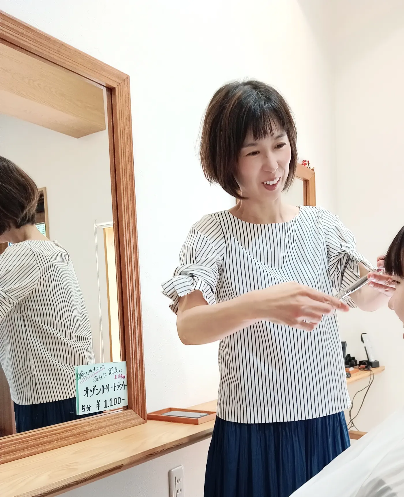 美容室airyで施術するオーナースタイリスト松嶋美香